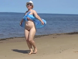 Hot MILF in a white bikini seduces with naked ass